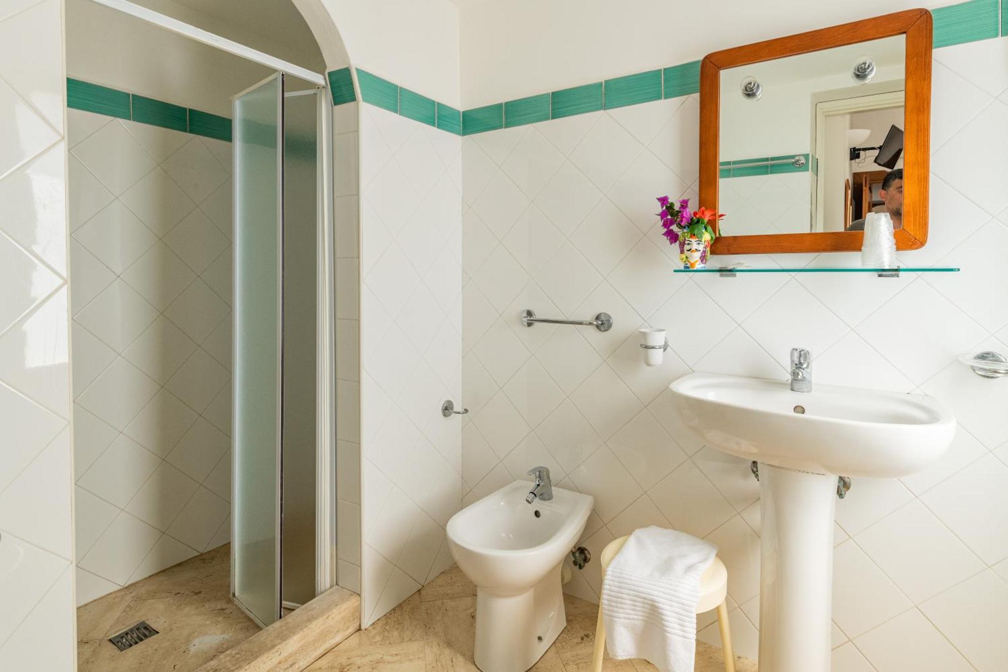 Stromboli Central Family Apartment - 3 Double Rooms Δωμάτιο φωτογραφία